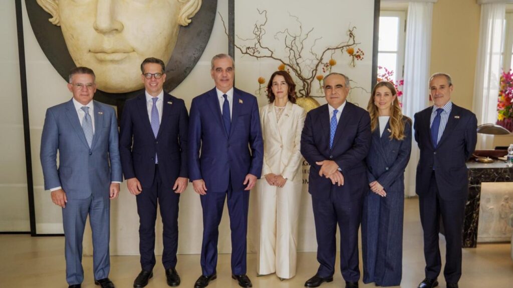 El presidente Luis Abinader junto a empresarios y funcionarios durante el Encuentro Empresarial Italia-República Dominicana en Roma