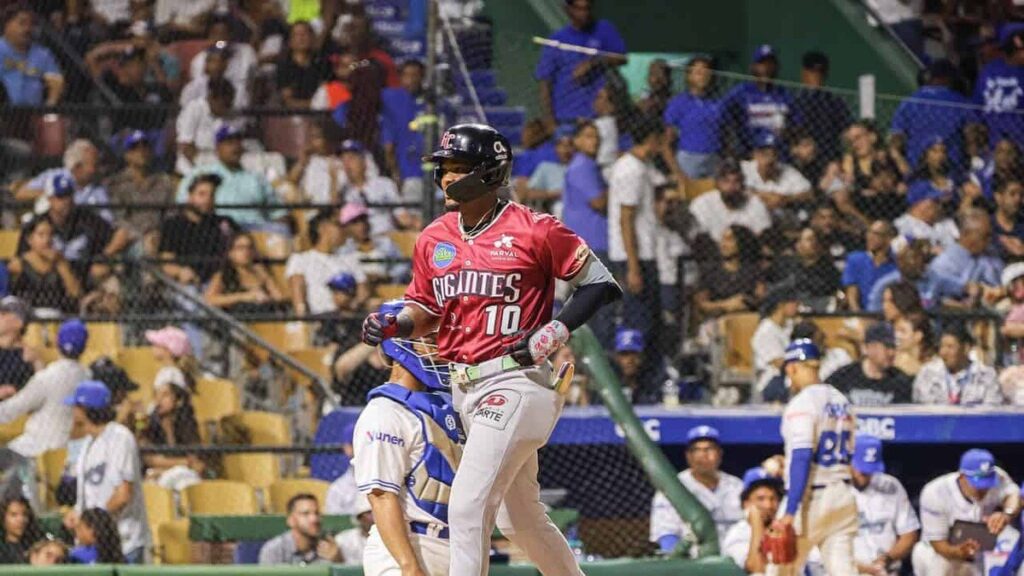 Jefferson Rojas da dos jonrones y los Gigantes vapulean 7-1 al Licey Jefferson Rojas, con el uniforme rojo de los Gigantes del Cibao, cruza el home ante el receptor del Licey en el Estadio Quisqueya