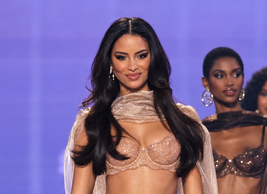 Andreína Martínez desfiló sin alas en el Victoria’s Secret Fashion Show; Kylie Jenner lució el Fantasy Bra de 50 millones Andreína Martínez desfila con un conjunto de lencería en tono piel en el Victoria's Secret Fashion Show 2026