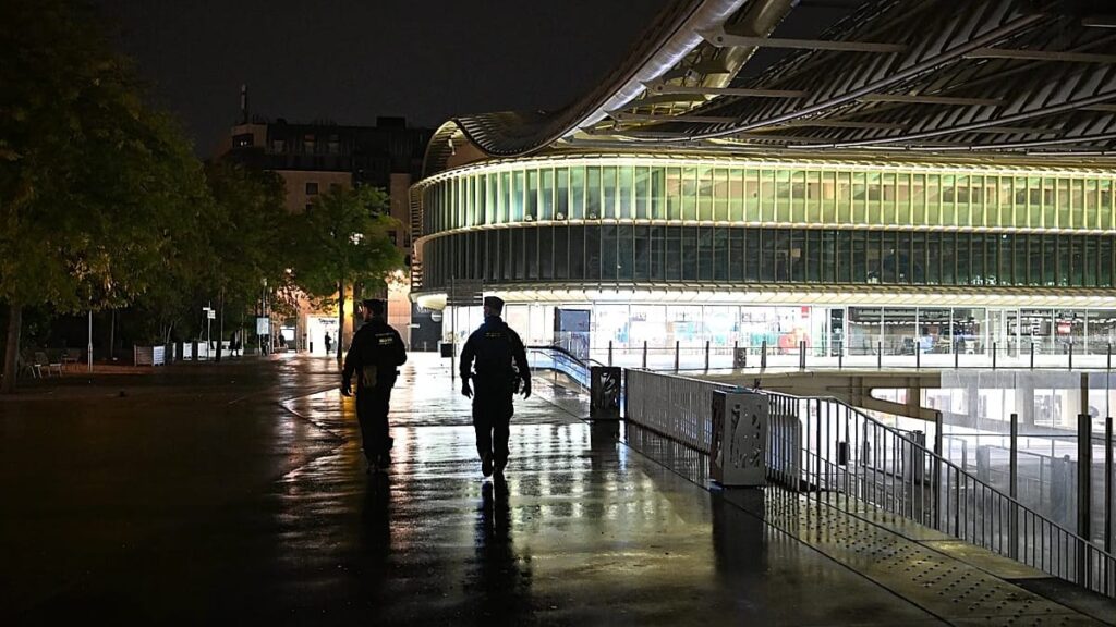 Francia impone toques de queda en París y otras ciudades; Lecornu dice que ayudaron a calmar la noche Agentes de policía patrullan una calle de París durante el toque de queda nocturno, el 20 de octubre de 2026