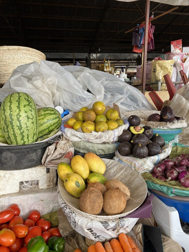 Día Mundial de la Alimentación: RD llega al 16 de octubre tras salir del mapa del hambre de la FAO Puesto de frutas y vegetales frescos en un mercado