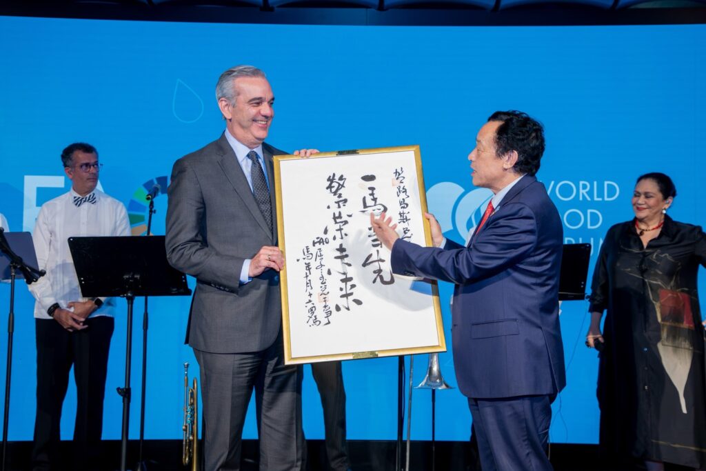 Día Mundial de la Alimentación: la FAO reconoce a Abinader en Roma y «Ojalá que llueva café» cierra el foro El director general de la FAO, Qu Dongyu, entrega un reconocimiento al presidente Luis Abinader en el cierre del Foro Mundial de la Alimentación 2026 en Roma