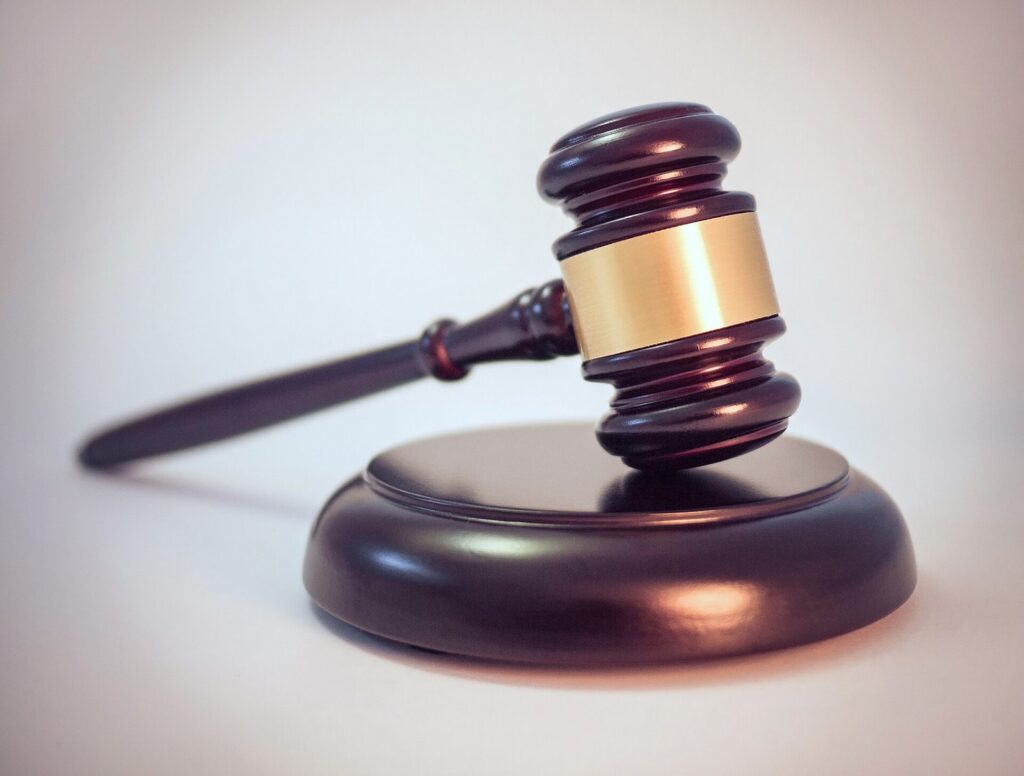 Mazo judicial sobre una mesa