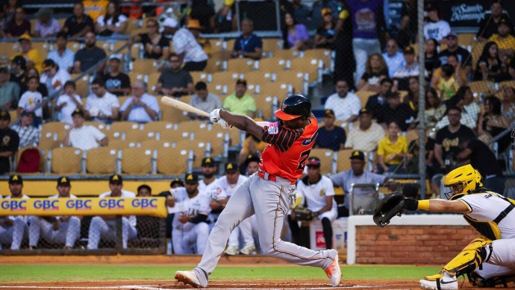 Los Toros arruinan el debut de las Águilas en el Estadio Cibao y la afición critica en X Un bateador de los Toros del Este hace swing durante el juego ante las Águilas Cibaeñas en el Estadio Cibao
