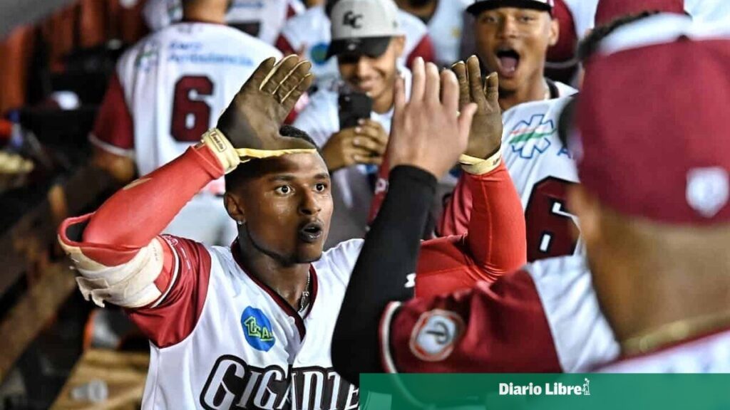 Arranca Lidom: Licey aplasta 12-2 al Escogido, Adonis Medina poncha a nueve y Gigantes remontan a las Águilas Carlos Jorge, de los Gigantes del Cibao, celebra con sus compañeros en el dugout tras su jonrón de dos carreras ante las Águilas en el Estadio Julián Javier