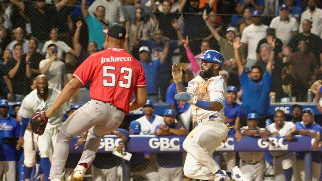 Emilio Bonifacio rompe el récord de carreras del Licey y le da el triunfo sobre el Escogido en diez entradas Emilio Bonifacio, de los Tigres del Licey, se desliza en el plato con la carrera de la victoria ante los Leones del Escogido