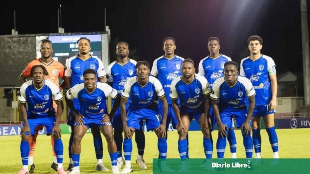 El partido que no se jugó en Santiago: Deschamps dice que el veto a Haití no frena el complejo de la Concacaf en Punta Cana Jugadores del Violette AC, de Haití, posan con su uniforme antes de un partido