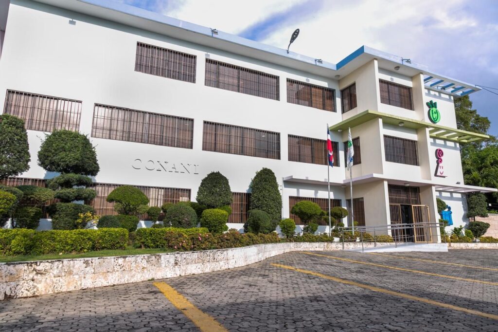 Fachada de la sede del Consejo Nacional para la Niñez y la Adolescencia (Conani) en Santo Domingo