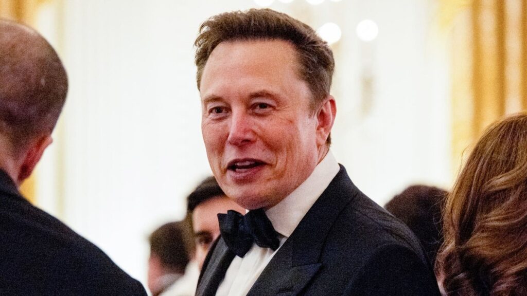 Elon Musk, director de Tesla y SpaceX, sonríe vestido de esmoquin durante una cena de gala
