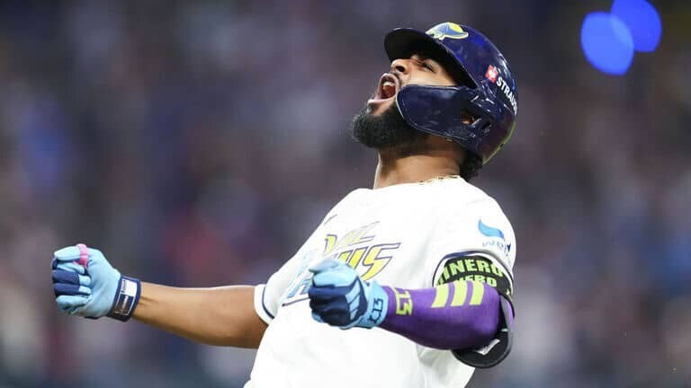 Freddy Peralta, JMV, y un jonrón de Caminero llevan a los Rays a la Serie Mundial contra los Cerveceros Junior Caminero, de los Rays de Tampa Bay, reacciona tras su jonrón ante los Guardianes de Cleveland en el sexto juego de la Serie de Campeonato de la Liga Americana
