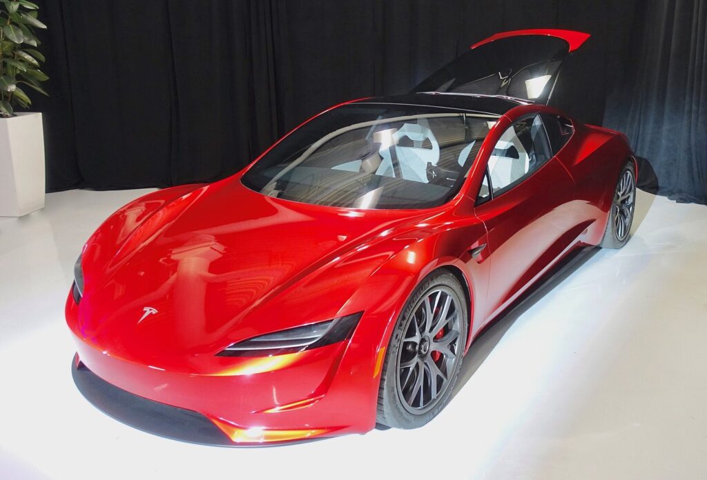 Prototipo rojo del Tesla Roadster de segunda generación exhibido en la sede de Tesla
