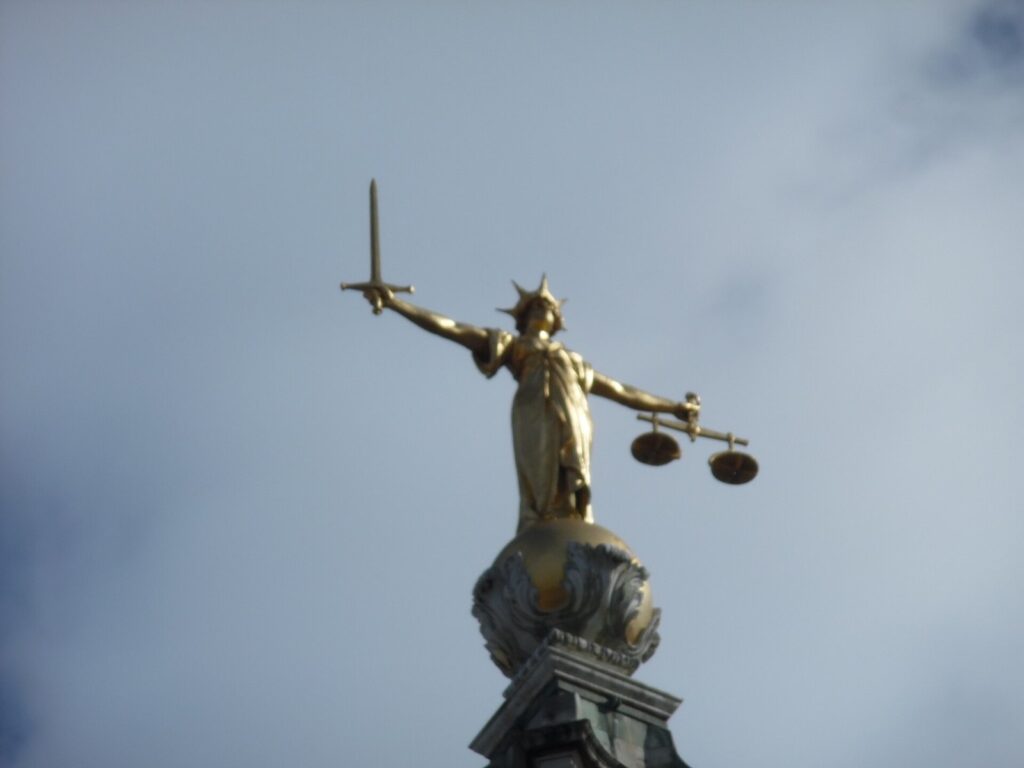Franny González, el juez del caso Jet Set que sostuvo que los imputados conocían el riesgo del techo Estatua de la Justicia sobre el tribunal Old Bailey de Londres