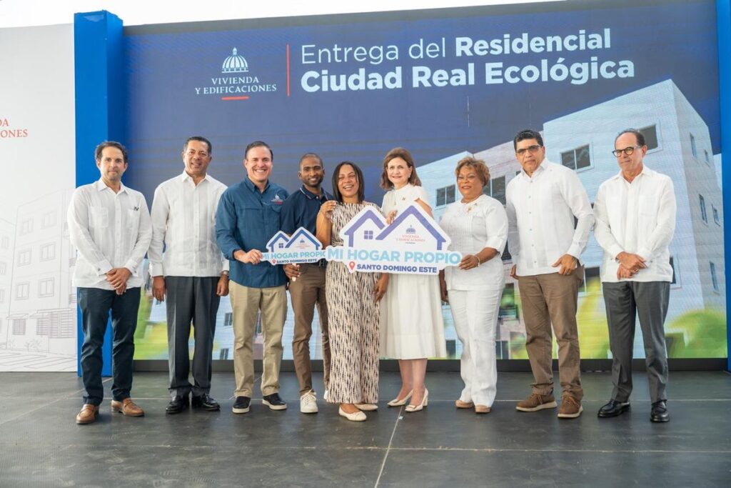 Raquel Peña entrega 836 apartamentos y completa Ciudad Real Ecológica en Santo Domingo Este La vicepresidenta Raquel Peña y el ministro Jean Luis Rodríguez posan con autoridades y beneficiarios durante la entrega del residencial Ciudad Real Ecológica