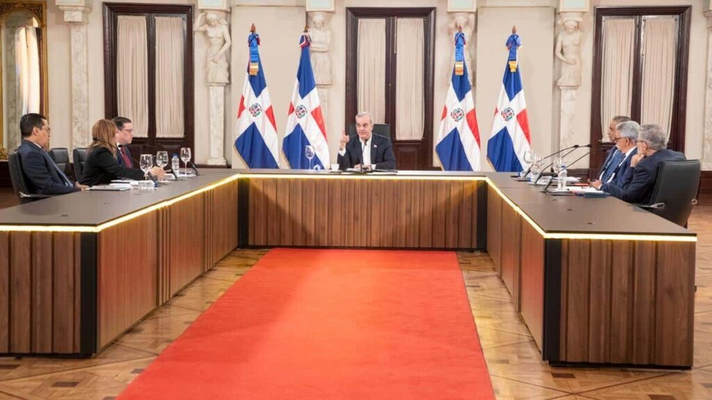 «El costo de lo esencial»: Joel Santos explica por qué sube la factura de luz y Abinader defiende los subsidios El presidente Luis Abinader y funcionarios del Gobierno, sentados a una mesa en forma de U durante LA Agenda Semanal del 19 de octubre