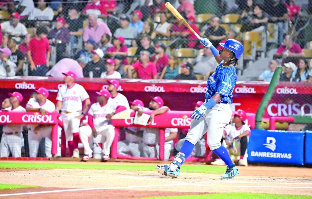 Jesús Made, el prospecto No. 1 de MLB, debuta con jonrón en su primer swing con el Licey Jesús Made, del Licey, observa la trayectoria de su jonrón en su primer turno en Lidom en el Estadio Quisqueya Juan Marichal