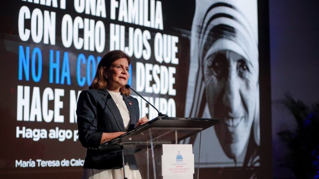 Día contra la pobreza: el Gobierno dice que la pobreza monetaria bajó al 14.58% en 2026 La vicepresidenta Raquel Peña habla desde un podio durante la conferencia sobre la erradicación de la pobreza organizada por Supérate