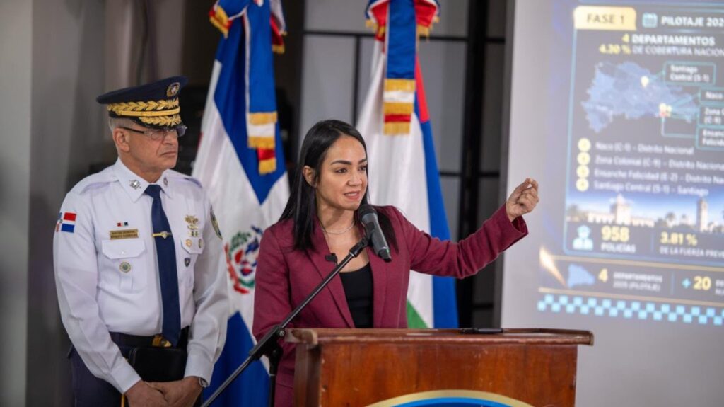 Faride Raful reporta 314 entregas voluntarias mientras el PLD pide interpelarla por las muertes en «intercambios de disparos» La ministra de Interior y Policía, Faride Raful, habla desde un podio junto a un alto oficial de la Policía Nacional durante la presentación del balance de seguridad