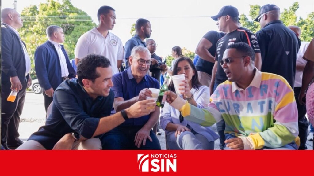 Una partida de dominó en Baní con la embajadora Leah Campos, Omar Fernández, Gonzalo Castillo y Alofoke desata lecturas políticas La embajadora Leah Campos, el senador Omar Fernández, Gonzalo Castillo y Santiago Matías brindan durante el encuentro en un colmado de Baní