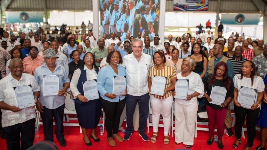 Abinader entrega 2,200 títulos en Villa Altagracia y reta a la oposición: «Vamos a salir ganando en esa suma» El presidente Luis Abinader con beneficiarios que muestran sus títulos de propiedad en Villa Altagracia