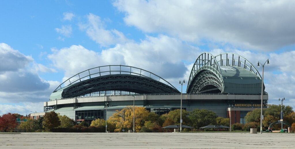 Los Cerveceros vuelven a la Serie Mundial por primera vez desde 1982 y esperan rival de la Americana Exterior del American Family Field, estadio de los Cerveceros de Milwaukee