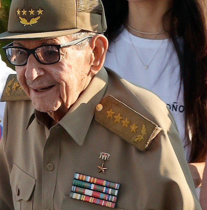 Florida emite una orden de arresto contra Raúl Castro por el derribo de las avionetas de Hermanos al Rescate El expresidente cubano Raúl Castro, con uniforme militar, en el acto del Día Internacional de los Trabajadores en La Habana, el 1 de mayo de 2026