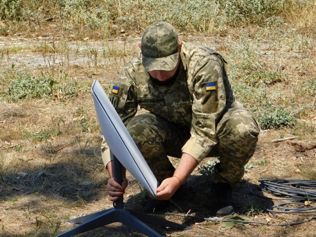 Elon Musk, en el centro de la polémica por Starlink en Ucrania: Trump niega haber ordenado las restricciones Un soldado de las fuerzas armadas de Ucrania instala una antena de Starlink en el terreno