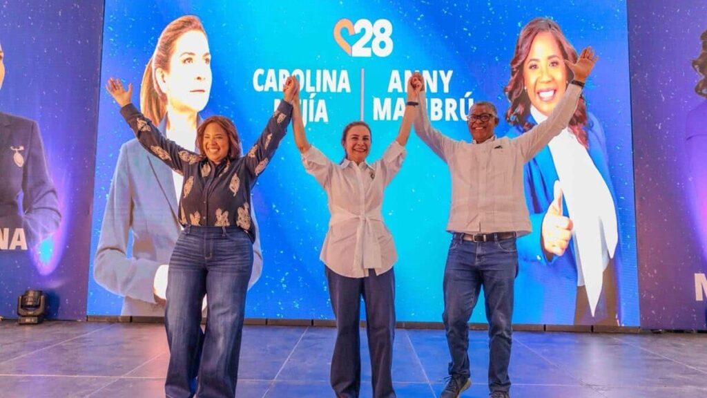 Carolina Mejía suma a Anny Mambrú y Jesús Colón en Santo Domingo Este para su aspiración de 2028 Anny Mambrú, Carolina Mejía y Jesús Colón levantan los brazos en tarima durante el acto de Carolina 2028 en Santo Domingo Este