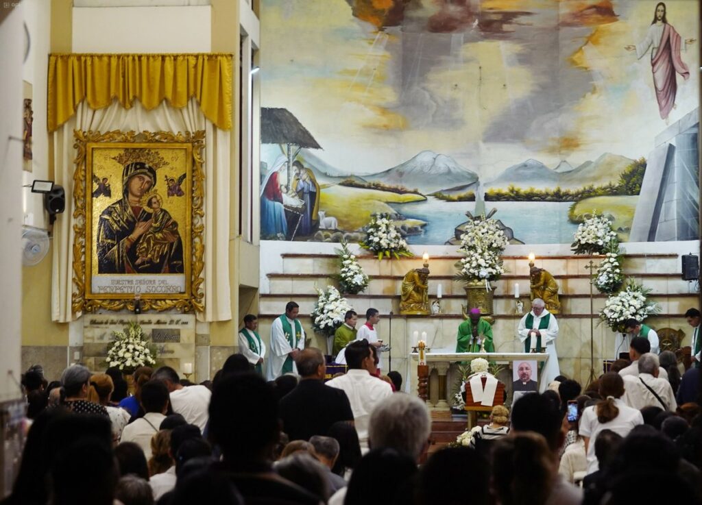 Muere un sacerdote en Guayaquil al caerle un crucifijo durante una misa transmitida en vivo Feligreses en la misa en memoria del padre Patricio Sánchez Molinari en la iglesia Nuestra Señora del Perpetuo Socorro, en Guayaquil