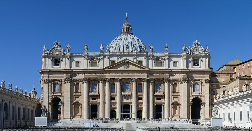 Abinader y Parolin hablan de Haití en el Vaticano Fachada de la Basílica de San Pedro en la Ciudad del Vaticano