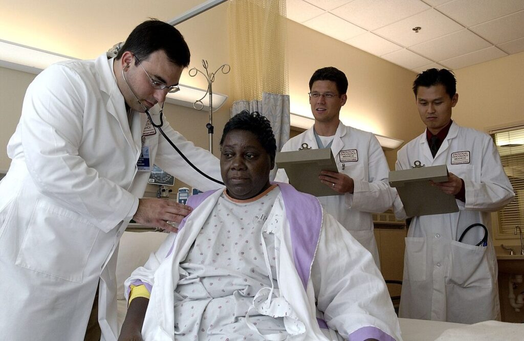 Médico examina a un paciente con un estetoscopio