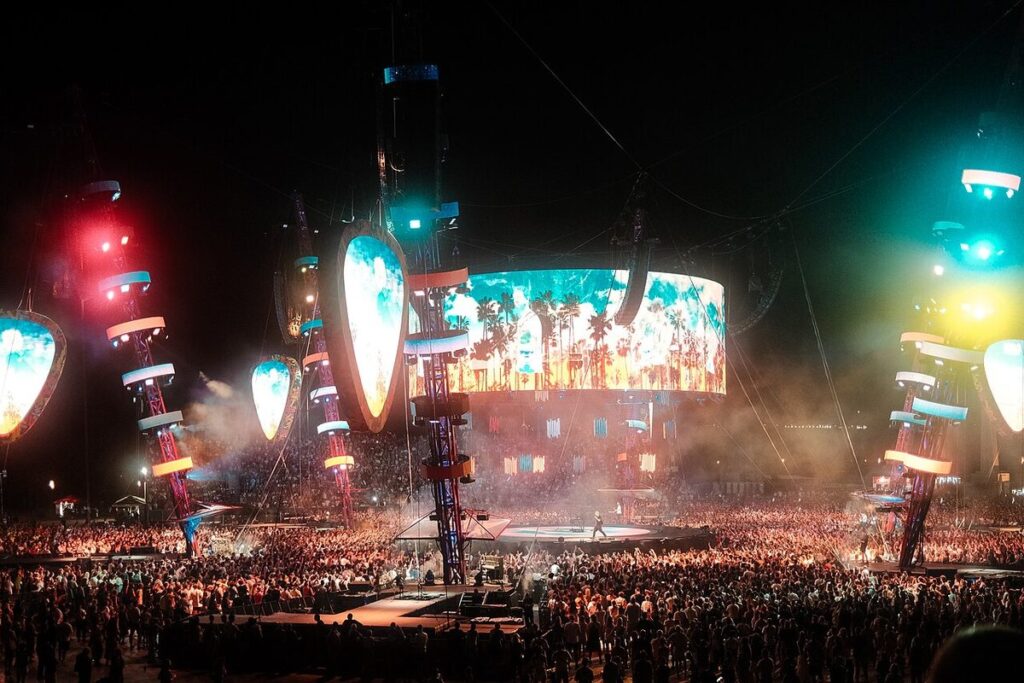 Público en un concierto con luces de colores en el escenario