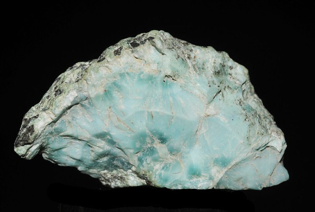 Recuperan RD$1.5 millones en larimar tras allanamiento en la Zona Colonial Piedras de larimar, gema azul exclusiva de la República Dominicana