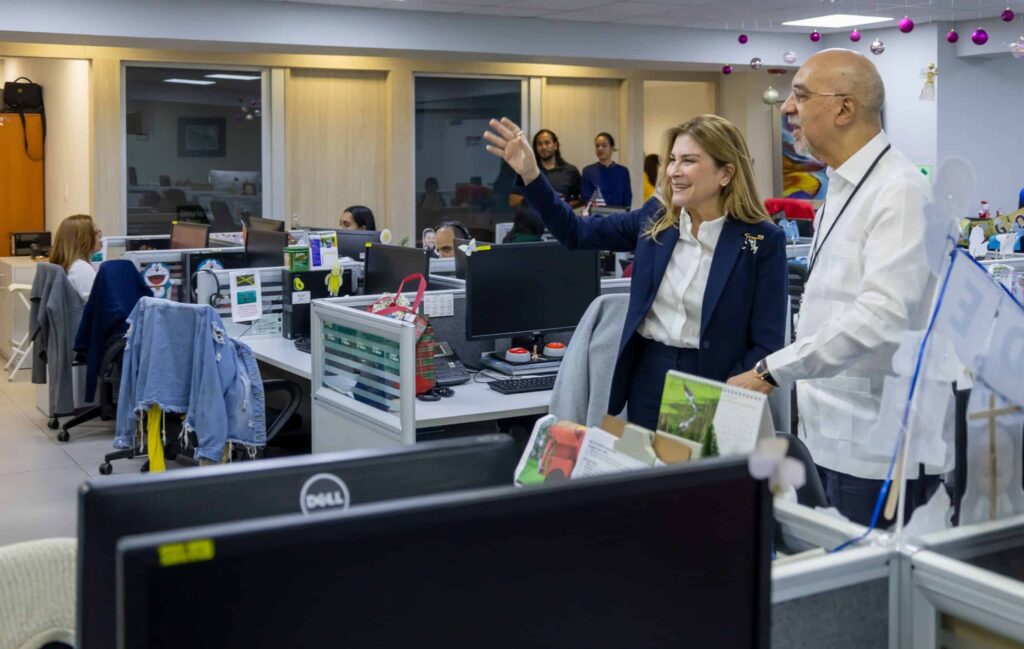 La alcaldesa del Distrito Nacional, Carolina Mejía, saluda junto a Aníbal de Castro durante una visita a la redacción de Diario Libre