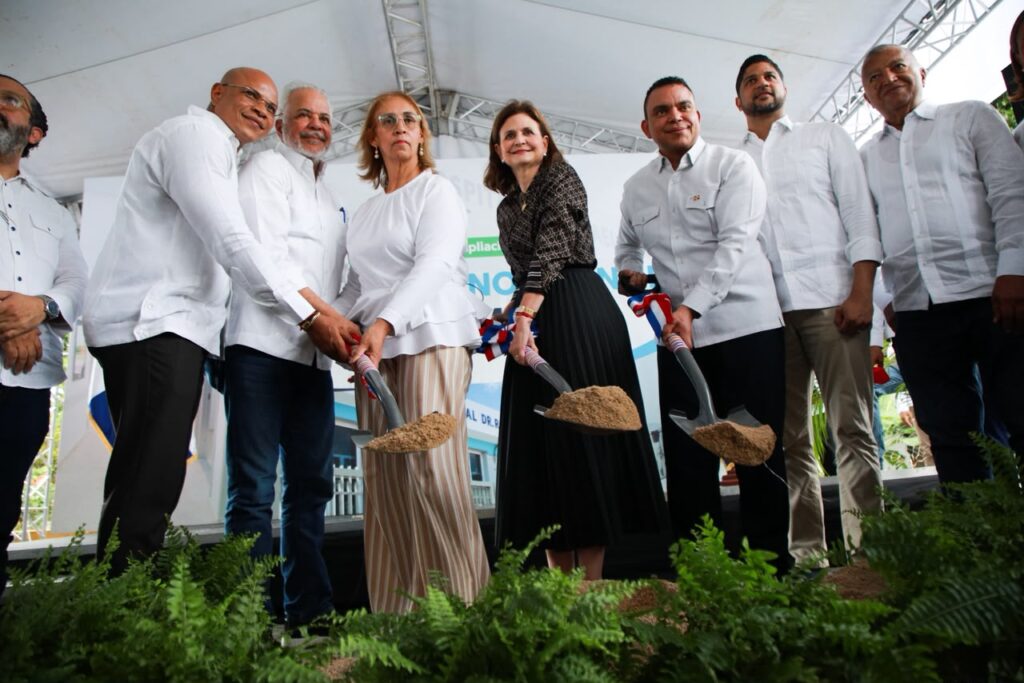 #SNSAvanza, una tendencia impulsada: la red de hospitales públicos difunde en bloque la ampliación del Rafael J. Mañón y el CPN La Pared La vicepresidenta Raquel Peña y otras autoridades sostienen palas con tierra durante el primer palazo para la ampliación del Hospital Provincial Dr. Rafael J. Mañón, en San Cristóbal