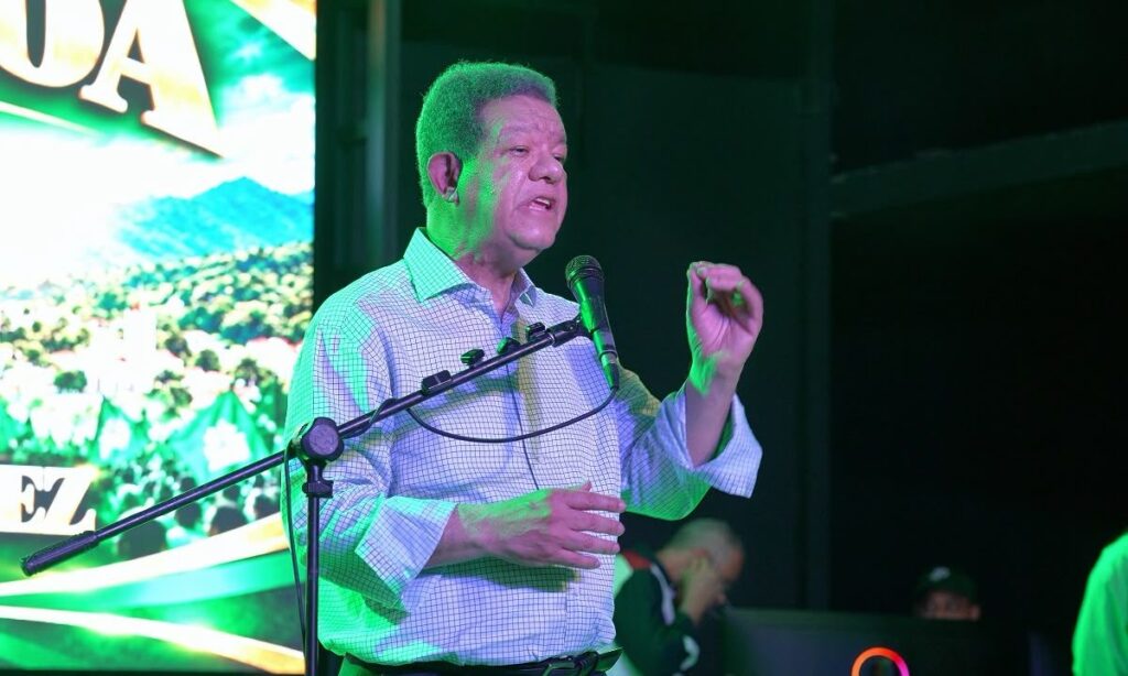 Tendencia impulsada: #LeonelEnLaVega, el acto en Jarabacoa en el que Leonel Fernández acusó al Gobierno de perder autoridad moral por el arroz Leonel Fernández, con camisa de cuadros, habla ante un micrófono en un escenario iluminado en verde durante el acto de la Fuerza del Pueblo en Jarabacoa