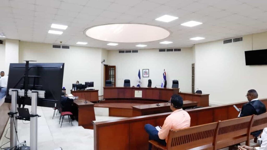 Wander Franco, en tendencia: la Corte de Puerto Plata aplaza al 29 de octubre su fallo sobre el perdón judicial Sala de audiencias de la Corte de Apelación de Puerto Plata, con el estrado vacío y algunas personas en los bancos